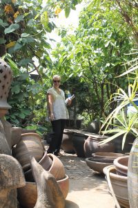 Anette lader sig inspirere i black soil produktionen.