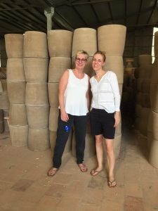 Anette og Trine i terracotta produktionen
