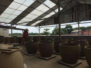 Produktion af terracotta krukker