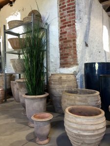 Antik terracotta i Grama Designs showroom